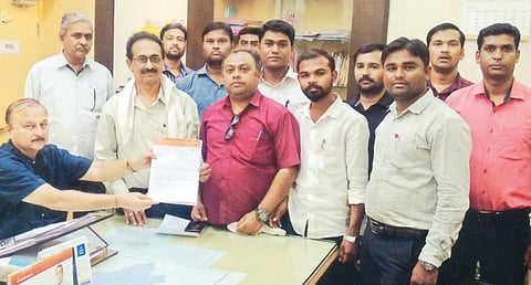 Now stop, now, these items have to be submitted to the black market, Upper Collector