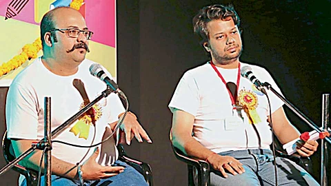 ज्योत्स्ना भोळे सभागृह - समपथिक ट्रस्ट आयोजित मराठीतील पहिल्या समलिंगी- उभयलिंगी- तृतीयपंथी- द्विलिंगी साहित्य संमेलनात ‘मराठी विकिपीडिया’ या विषयावर बोलताना (डावीकडून) सुरेश खोले व पुष्कर एकबोटे.