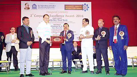 औरंगाबाद - कॉर्पोरेट एक्सलेंस अवॉर्ज पुलगुरु प्रोफसर बी. ए. चोपडे यांच्याकडुन स्विकारताना उद्योगपती राम भोगले. समवेत डॉ. सतिश पाटील, डॉ. प्रदिप जब्दे, डॉ. डी. एम नेटके, वाल्मिक सरवदे आदी.