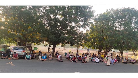 नवी सांगवी - सांगवी पोलिस ठाण्याच्या वतीने मॉर्निग वॉकला जाणाऱ्या लोकांवर कारवाई करण्यात आली.