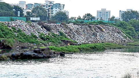पिंपळे निलख - मुळा नदीपात्राच्या कडेला सर्रासपणे राडारोडा टाकला जात आहे.