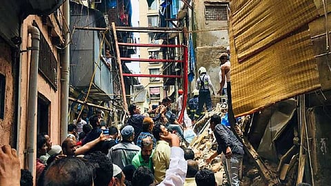 INSIDE STORY : मुंबईत गेल्या काही वर्षात कोसळ्यात इतक्या 'हजार' इमारती, मृत्यूंचा आकडाही आहे मोठा