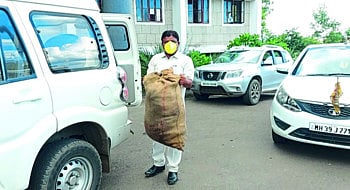 अरे बापरेः सभेतच आणला मुदत संपलेल्या औषधांचा साठा.. आणि आरोग्य यंत्रणेची केली 'चिरफाड' !