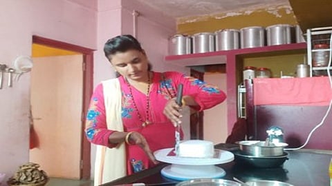 मालेगाव : विविध केक बनवताना सोनाली आहेर.