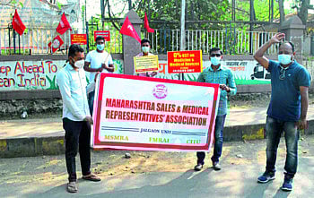 कामगारांच्या संपामुळे जळगावचे कार्यालयीन काम ठप्प