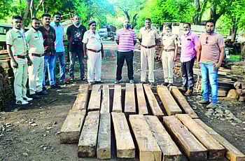 लाकडाची तस्करी करणाऱ्या संशयिताच्या घरावर वनविभागाच्या पथकाची कारवाई