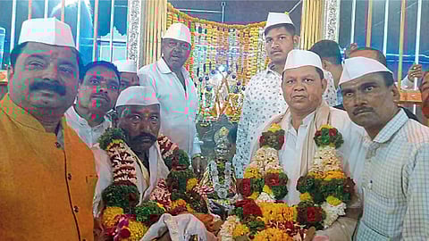 श्री नागेश्वर महाराज मंदिर सभागृह, मोशी - भंडारा उत्सवातील मानाचा समजला जाणारा विडा, ओटी आणि लिंबू यांचा लिलाव घेणारे ग्रामस्थ.