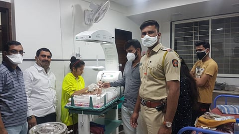 ससून - नवजात बालकावर उपचार करताना डॅाक्टर