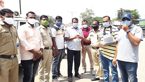 Distribution of masks to the citizens by the police in Nevasa taluka