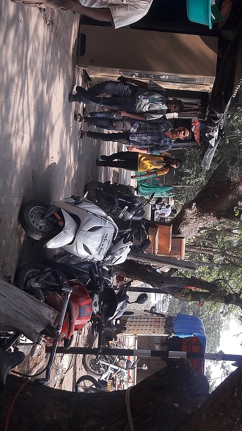 पदपथांवर लावण्यात आलेली वाहने