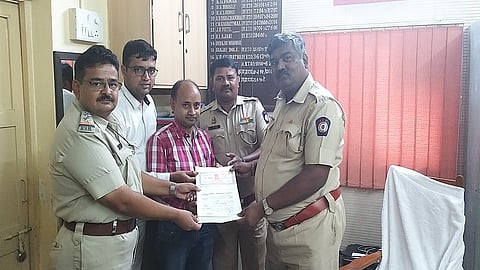 रेल्वे अधिकाऱ्यांना करार प्रत देताना आरटीओ अधिकारी