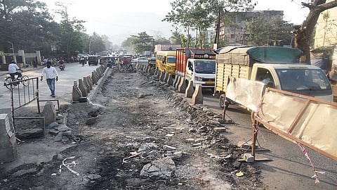 वागळे इस्टेट रस्त्यावरील अर्धवट कामे