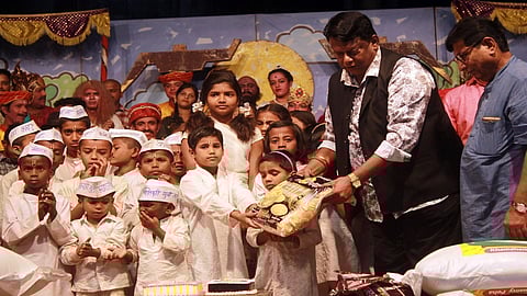 मुलांना शिधावाटप करताना नाट्यकर्मी