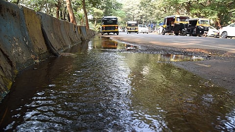 ठाणे : धर्मवीर मार्ग चौकातील रस्त्याखाली पाण्याची पाईपलाईन फुटल्याने रोज हजारो लिटर पाणी वाया जात आहे. (छायाचित्र : दीपक कुरकुंडे)