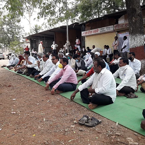 पारशिवनी : पावसाळ्यापूर्वी कापूस खरेदी ताबडतोब करून खरीप हंगामासाठी शेतकऱ्यांची वाट मोकळी करण्यासाठी आंदोलन करताना शेतकरी.