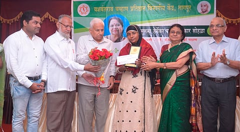 नागपूर : श्रीमंत बाबूराव धनवटे सभागृहात आयोजित कार्यक्रमात सीमा सलीमखॉं पठाण यांना डॉ. सुलभा हेर्लेकर स्मृती पुरस्कार प्रदान करताना डॉ. जुल्फी शेख, डॉ. गिरीश गांधी, डॉ. मोहम्मद असदुल्ला, प्रकाश कुलकर्णी, राजेश कुलकर्णी.