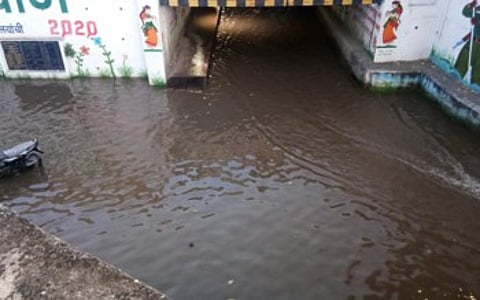 पाऊस नाही, पाणी नाही तरी भुयारी मार्गाचा कसा काय झाला तलाव