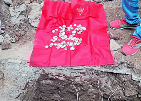 पाया खोदता खोदता अचानक मडके दिसले; आणि मडक्यात निघाली राणी व्हिक्टोरियाची मुद्रा !