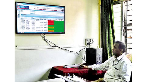 शंकरशेठ रस्ता - ई-तिकीट यंत्रणेवर पीएमपीच्या १३ आगारांतून देखरेख करून नियोजन करण्यास आता सुरवात झाली आहे. त्याचे स्वारगेट आगारातील एक प्रातिनिधिक उदाहरण.