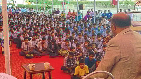 सोमेश्वरनगर (ता. बारामती) - मुलाखतीच्या माध्यमातून विद्यार्थ्यांपुढे आपल्या जीवनातील संघर्ष उलगडून दाखविताना उद्योजक डॉ. अशोक खाडे.