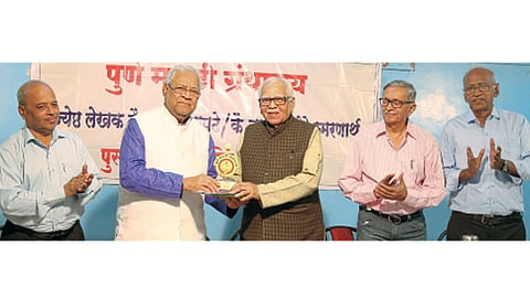 नारायण पेठ - राम नाईक यांना पुरस्कार प्रदान करताना पद्मनाभ आचार्य. या वेळी (डावीकडून) धनंजय बर्वे, आचार्य, नाईक, डॉ. द. रा. केतकर आणि डॉ. सुरेश पळसोदकर.