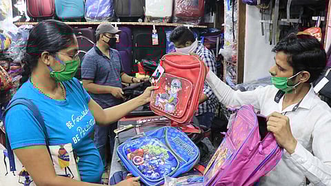 दरवर्षीची शालेय खरेदीची लगबग...दुकानांमधील गर्दी...मुलांचा हट्ट...याला यंदा झालं काय?