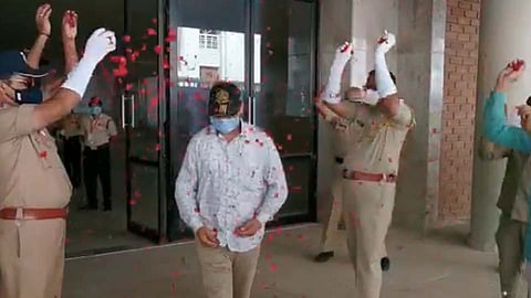 Video : कोरोनामुक्त पोलिसाचे सहकाऱ्यांकडून असे झाले स्वागत...