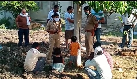 akola news, Doubt on character; The husband crushed his wife with a candle