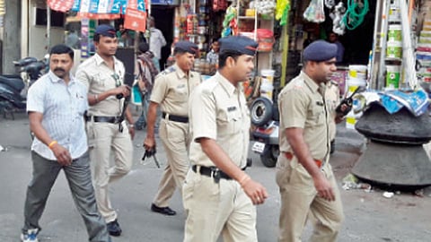 नागपूर - मोमिनपुऱ्यात गस्त घालताना तहसीलमधील बिट इंचार्ज पोलिस अधिकारी व कर्मचारी.