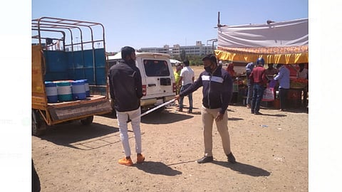 चिंचवड - तालेरा मैदानावरील भाजी मंडईत मास्क न लावलेल्या तरुणाला फटकावताना पोलीस.