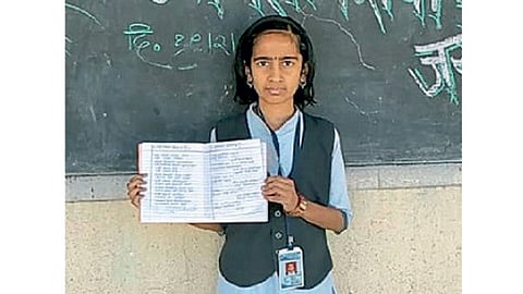 रांजणी (ता. आंबेगाव) - कवितांचा संग्रह दाखविताना प्रज्ञा वाघ.