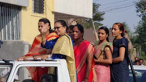 साताऱ्याचा नादच खुळा! धडधडत्या छातीवर हात ठेऊया, शत्रूला मात देऊया... प्रिया बेर्डेंचा ग्रामपंचायतसाठी धमाकेदार प्रचार