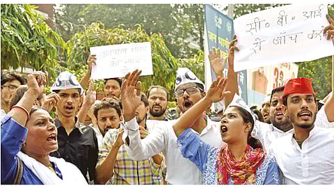 नवी दिल्ली - बनावट चकमकींच्या निषेधार्थ उत्तर प्रदेश सरकारच्या विरोधात घोषणा देताना राजकीय पक्षांचे कार्यकर्ते.