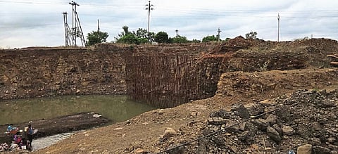 नळदुर्ग (ता. तुळजापूर) : राष्ट्रीय महामार्गावर पूल उभारण्यासाठी खोदण्यात आलेला खड्डा.