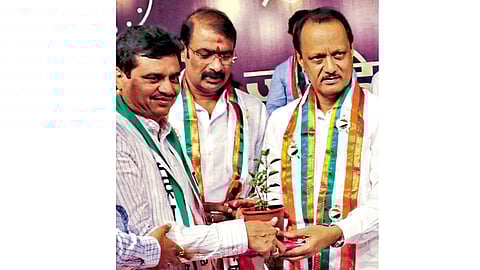 मेळाव्यात राष्ट्रवादी कॉंग्रेसमध्ये प्रवेश केलेल्या राजेंद्र जगताप यांचा सत्कार करताना माजी उपमुख्यमंत्री अजित पवार.