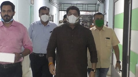 मनसे आमदार संतापले, महापालिका आयुक्तांना भेट म्हणून दिली 'ही' वस्तू