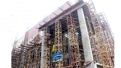 प्रा. रामकृष्ण मोरे प्रेक्षागृह, चिंचवडगाव - येथील प्रेक्षागृहाच्या दर्शनी बाजूला सुरू असलेले नूतनीकरणाचे काम.