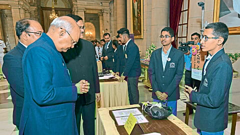 ‘अटल इनोव्हेशन मॅरेथॉन’अंतर्गत राष्ट्रपती रामनाथ कोविंद यांच्यासमोर गुरुत्वीय दिव्याचे सादरीकरण करताना अनिकेत घिसाड, नचिकेत मेंडकी.