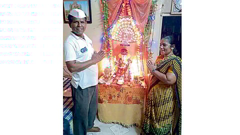 करमाळा - येथील गणेश केंडे यांच्या घरी गणपती प्रतिष्ठापनाच्या वेळी रशीद शेख व त्यांच्या पती हसीना.