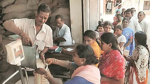 रेशनवर फक्त तांदूळच मोफत; दुकानांमध्ये गहू, डाळी शिल्लकच नाही