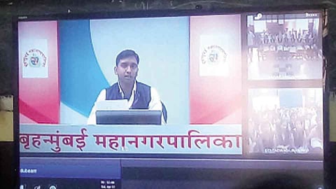 रावणवाडी - सारस संवर्धनावर ऑनलाइन माहिती देताना राकेश चुटे.