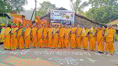 रेवंडे (ता. सातारा) - बचत गटाच्या अवजार बॅंकेच्या उद्घाटन कार्यक्रमावेळी उपस्थित सदस्य.