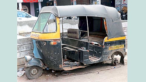 पिंपरी - बेवारस रिक्षा.