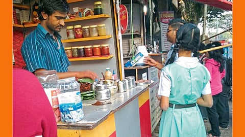 जंगली महाराज रस्ता - पानटपरीवर खाद्य पदार्थ विकत घेताना विद्यार्थिनी.