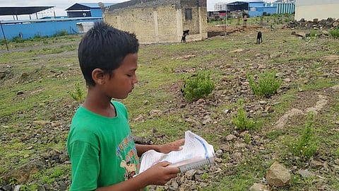 Video : जिद्द असावी ती अशी, ऑनलाइन शिक्षण घेता आलं नाही म्हणून 'तो' थांबला नाही