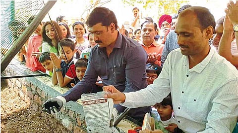 पिंपळे सौदागर - रोझव्हॅली सोसायटीअंतर्गत कचऱ्यापासून खतनिर्मिती प्रकल्पाचे उद्घाटन नगरसेवक नाना काटे यांनी सेंद्रिय पदार्थांचे विघटन करणारे जिवाणू हौदात सोडून केले.