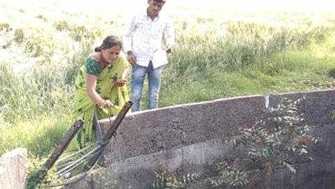 'ती' च्या जिद्दीला सलाम.. गावाच्या समृद्धीसाठी एकटीचा लढा !