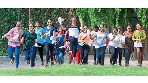 औरंगाबाद - दहावीचा निकाल शनिवारी जाहीर झाला. यंदाही मुलींनीच बाजी मारली. त्या आनंदात जल्लोष करताना मुली.