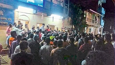 Kurundwad Police Station throwing stones at a hotel in Dattawad kurundwad kolhapur