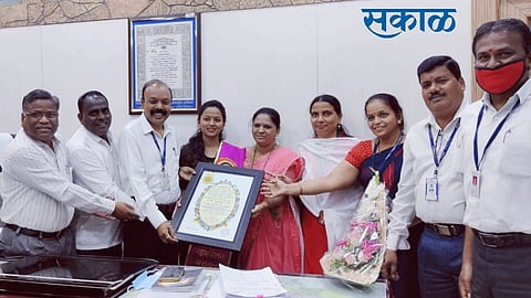रांगोळी कलाकार राजश्री भागवत यांना आदर्श युवती अवॉर्ड प्रदान